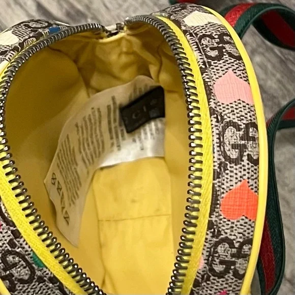 Authentic Gucci Pre-Owned
2016-2023 GG Supreme Kids Hearts belt bag - Picture 5 of 10